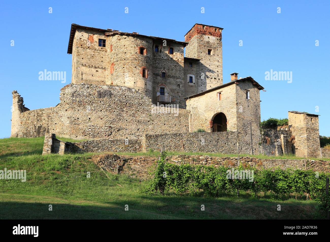 Castillo Castello di Bagnolo, Italia, Piamonte. Lugar popular para bodas Foto de stock