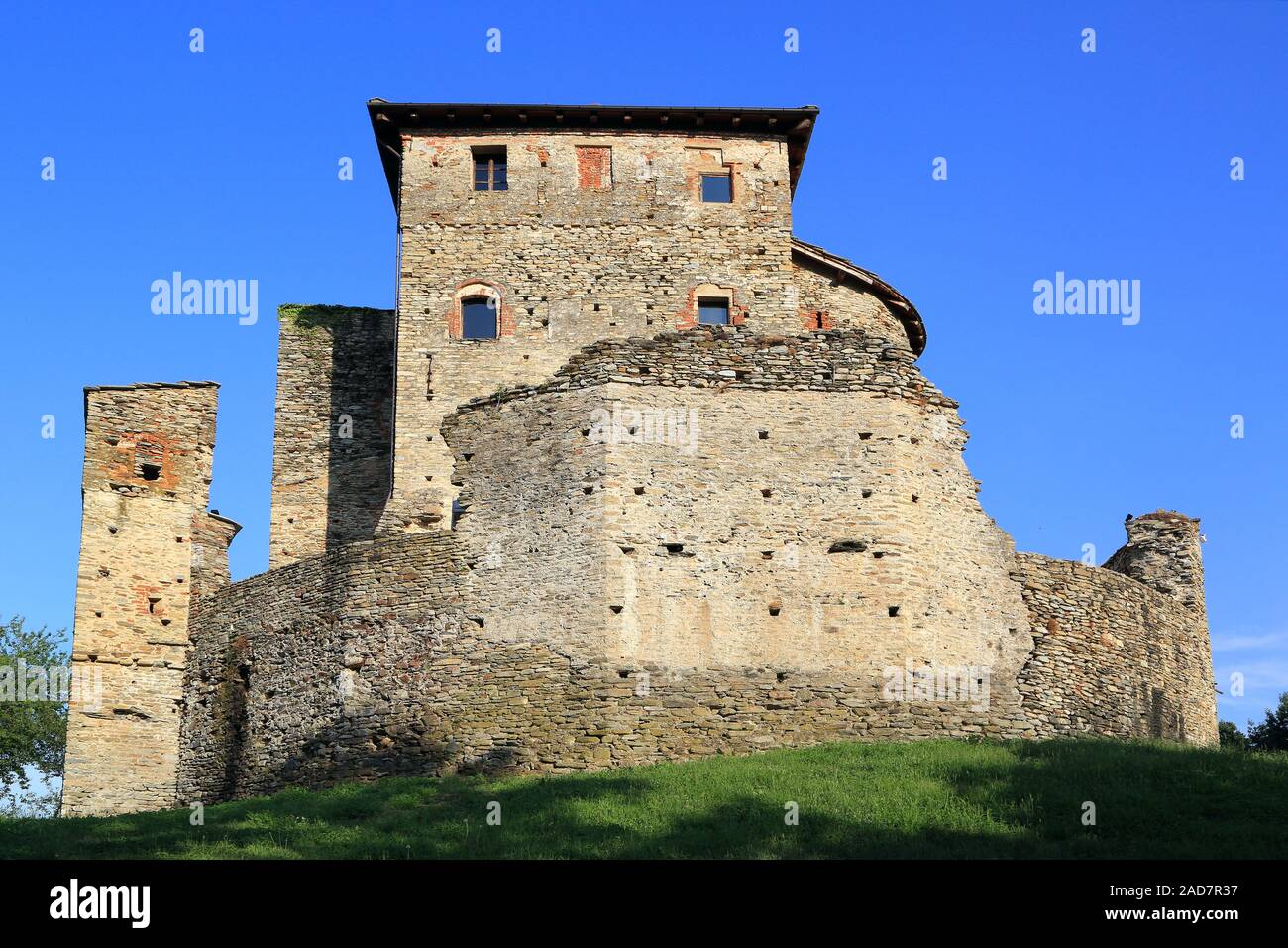 Castillo Castello di Bagnolo, Italia, Piamonte. Lugar popular para bodas Foto de stock