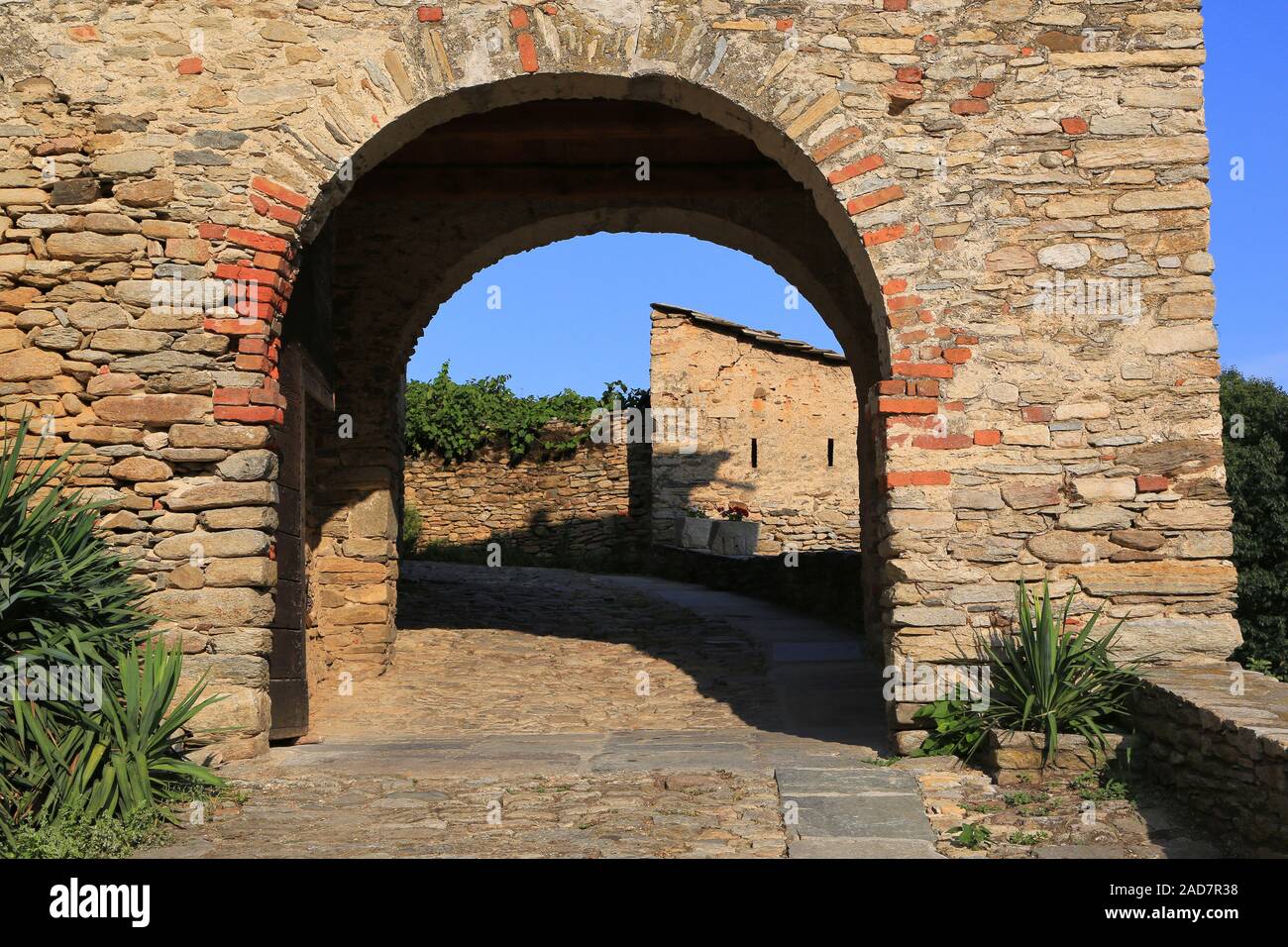 La entrada al castillo Castello di Bagnolo, Italia, Piamonte. Lugar para bodas Foto de stock
