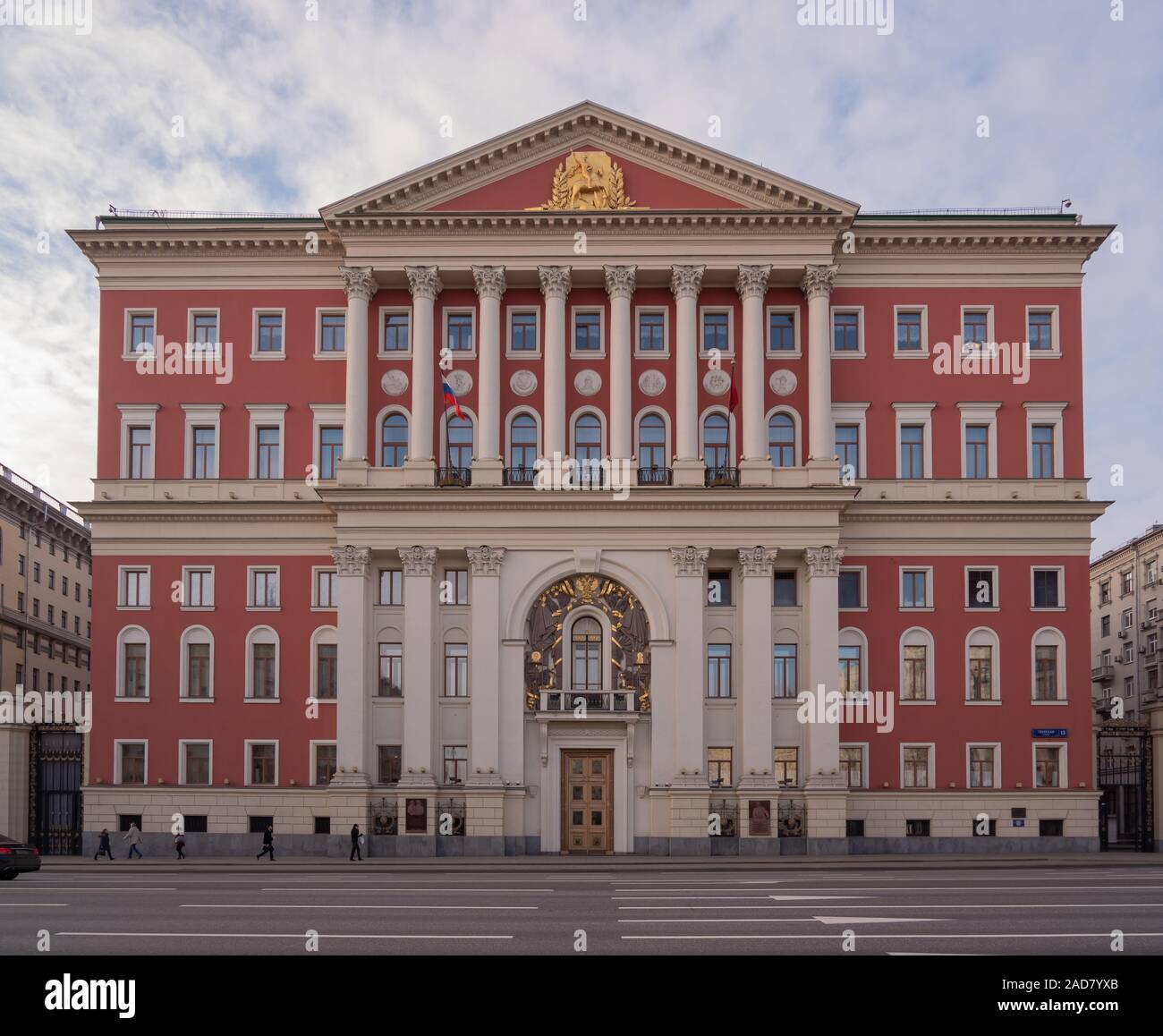 Edificio rojo del Gobierno de Moscú en la calle Tverskaya . Foto de stock