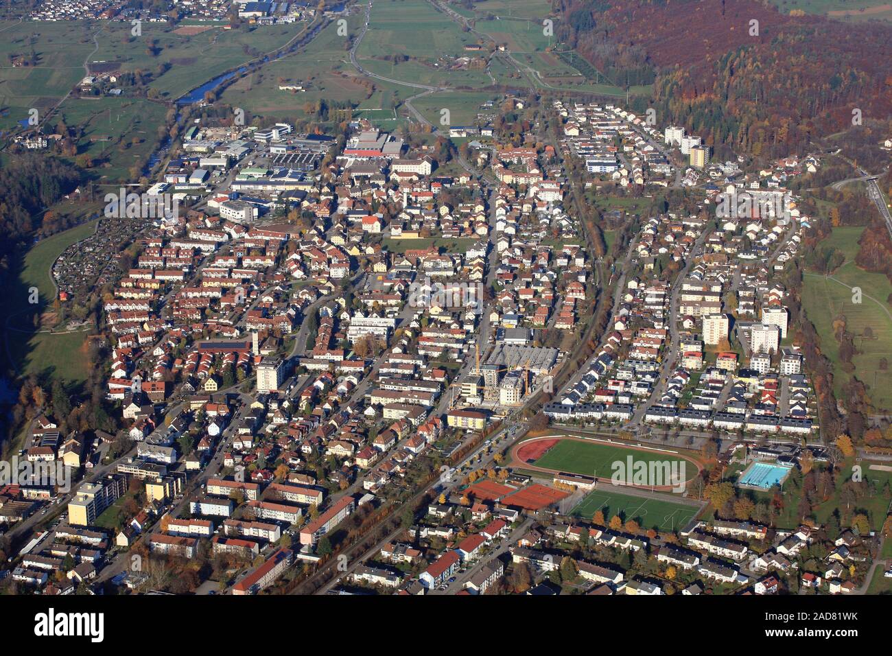 Vista de Schopfheim-Fahrnau local en el sur de la Selva Negra. Foto de stock