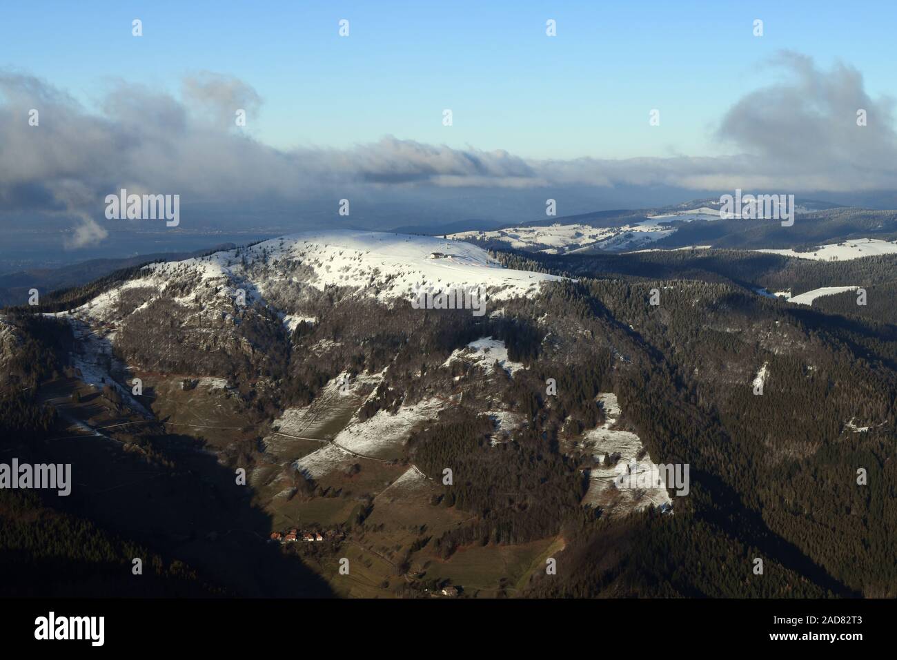 Sur de la Selva Negra con cumbres cubiertas de nieve de Belchen Foto de stock