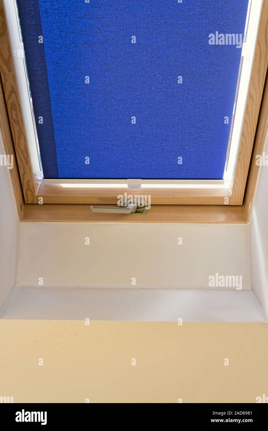 Ventana de techo con persiana Fotografía de stock - Alamy