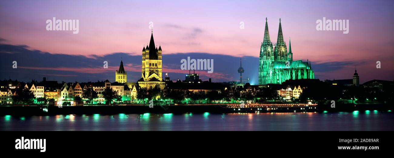 Paisaje urbano con la catedral de Colonia y Gross St Martin en la noche de la iglesia, Colonia, Alemania Foto de stock