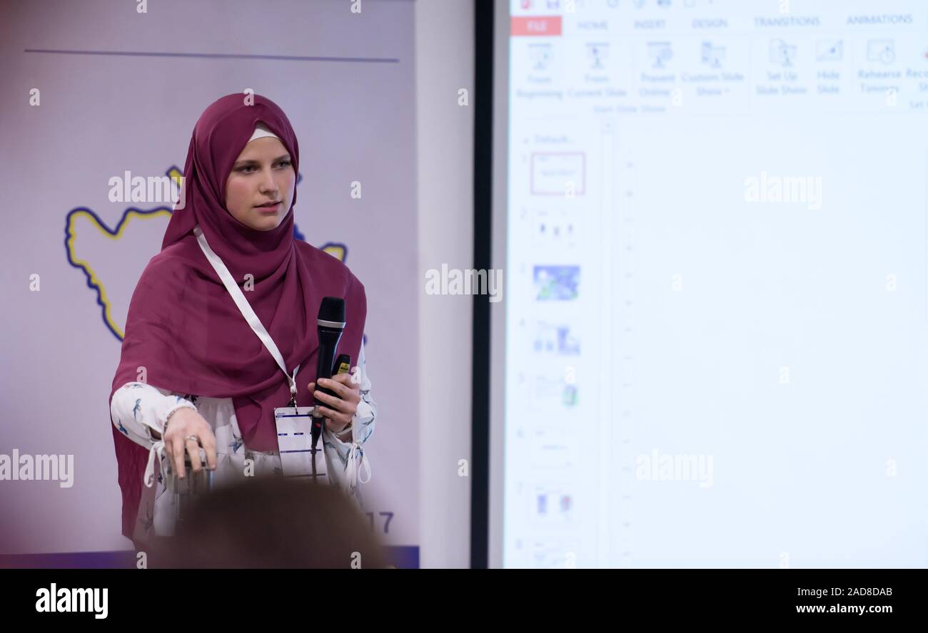 La empresaria musulmana dando presentaciones Foto de stock
