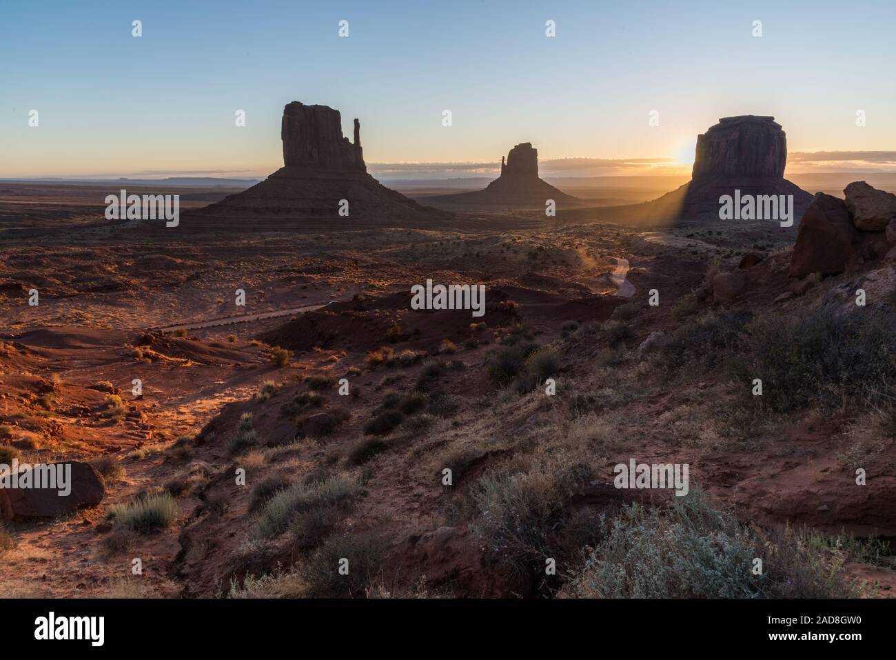 Monument Valley obtiene iluminadas por los rayos del sol matutino, Arizona, EE.UU. Foto de stock