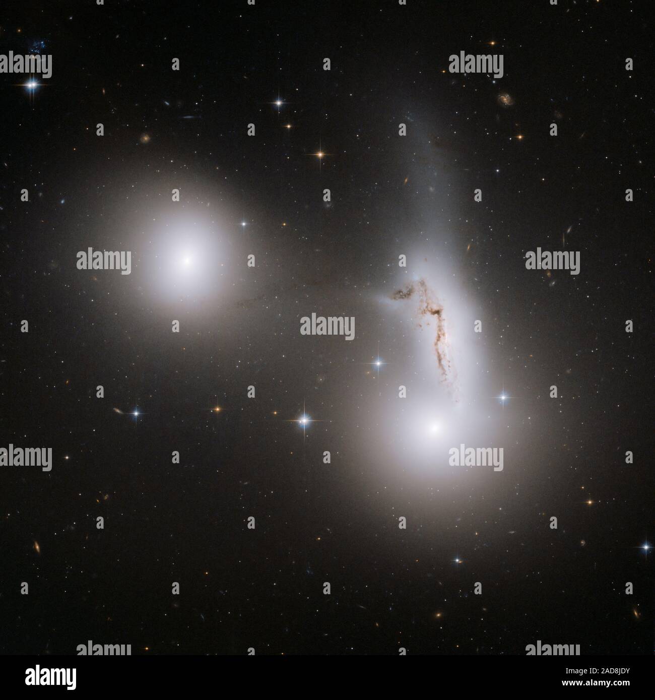 Esta imagen del Telescopio Espacial Hubble de la NASA muestra tres galaxias jugando un juego de atracción gravitacional-de-guerra que podría resultar en la desaparición de uno de ellos. Situado a unos 100 millones de años luz de distancia en la constelación de Piscis Austrinus (el pez Austral), la interacción de la galaxia puede conducir finalmente a las tres reformas en dos grandes ciudades de estrellas. Las tres galaxias--NGC 7173 (centro izquierda), NGC 7174 (centro derecha) y NGC 7176 (inferior derecha)- son parte del grupo compacto Hickson 90, nombrado después de que el astrónomo Paul Hickson, quien primero catalogado estos pequeños cúmulos de galaxias en el decenio de 1980. N Foto de stock