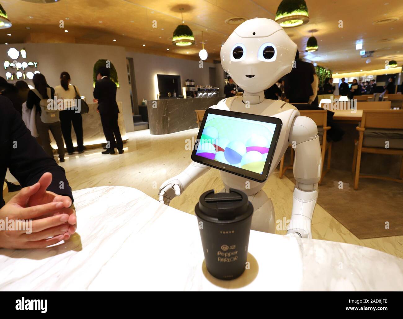 Tokio, Japón. 3 dic, 2019. Softbank's robot humanoide Pepper atiende a  clientes en el salón cafetería 'pimienta' en una rueda de prensa previa de  la Plaza complejo comercial Tokyu Shibuya en Tokio