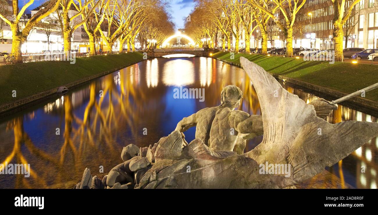 Fuente Triton en Koenigsallee en la noche, Dusseldorf, Renania del Norte-Westfalia, Alemania, Europa Foto de stock