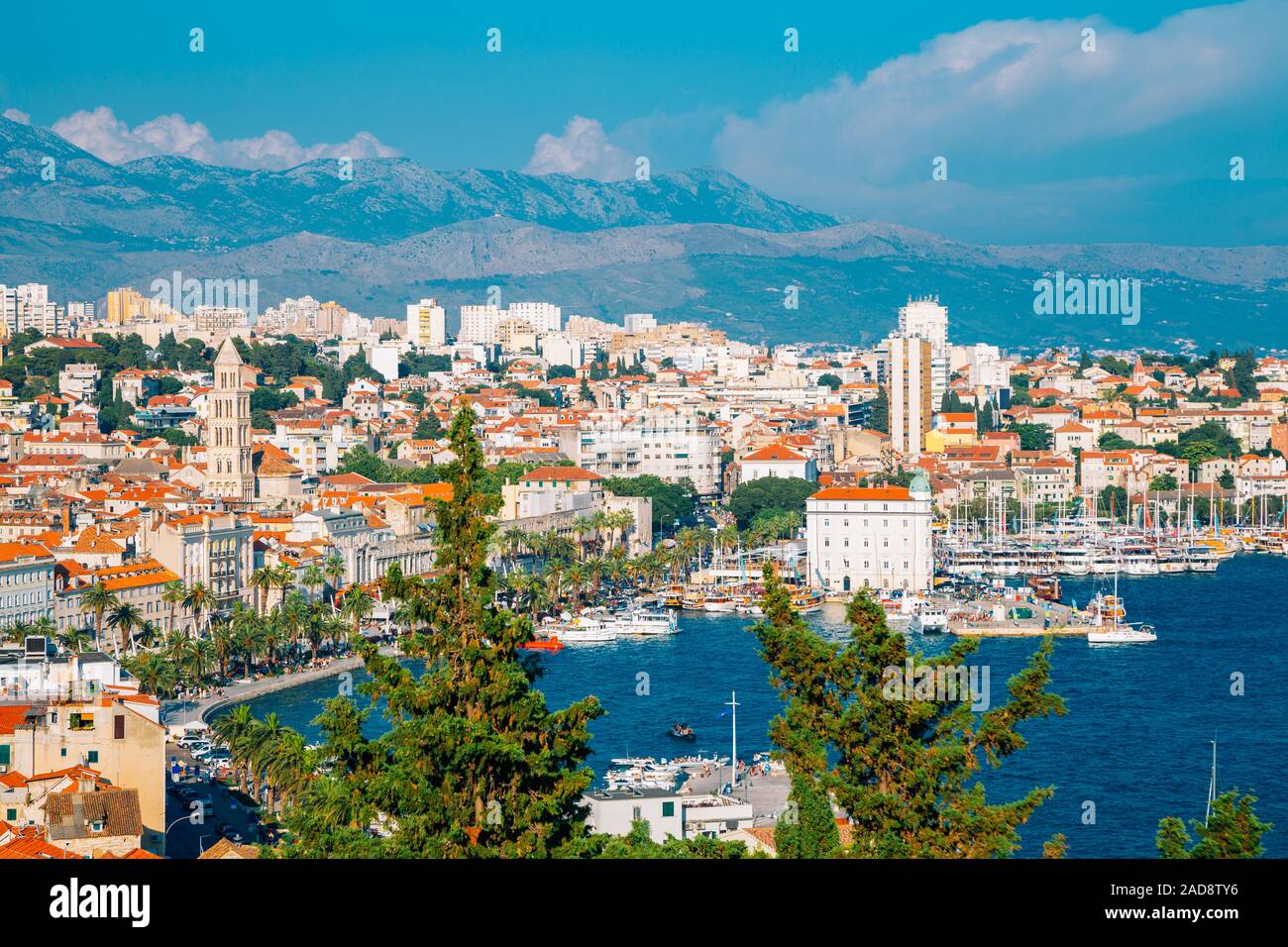 Riva street y casco antiguo vista panorámica en Split, Croacia Foto de stock