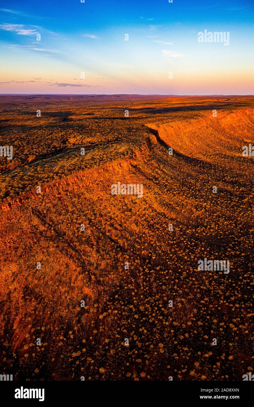 Puesta de sol en el remoto desierto australiano. Una imagen aérea del George Gill gama cerca de Kings Creek, el Territorio del Norte, Australia. Foto de stock