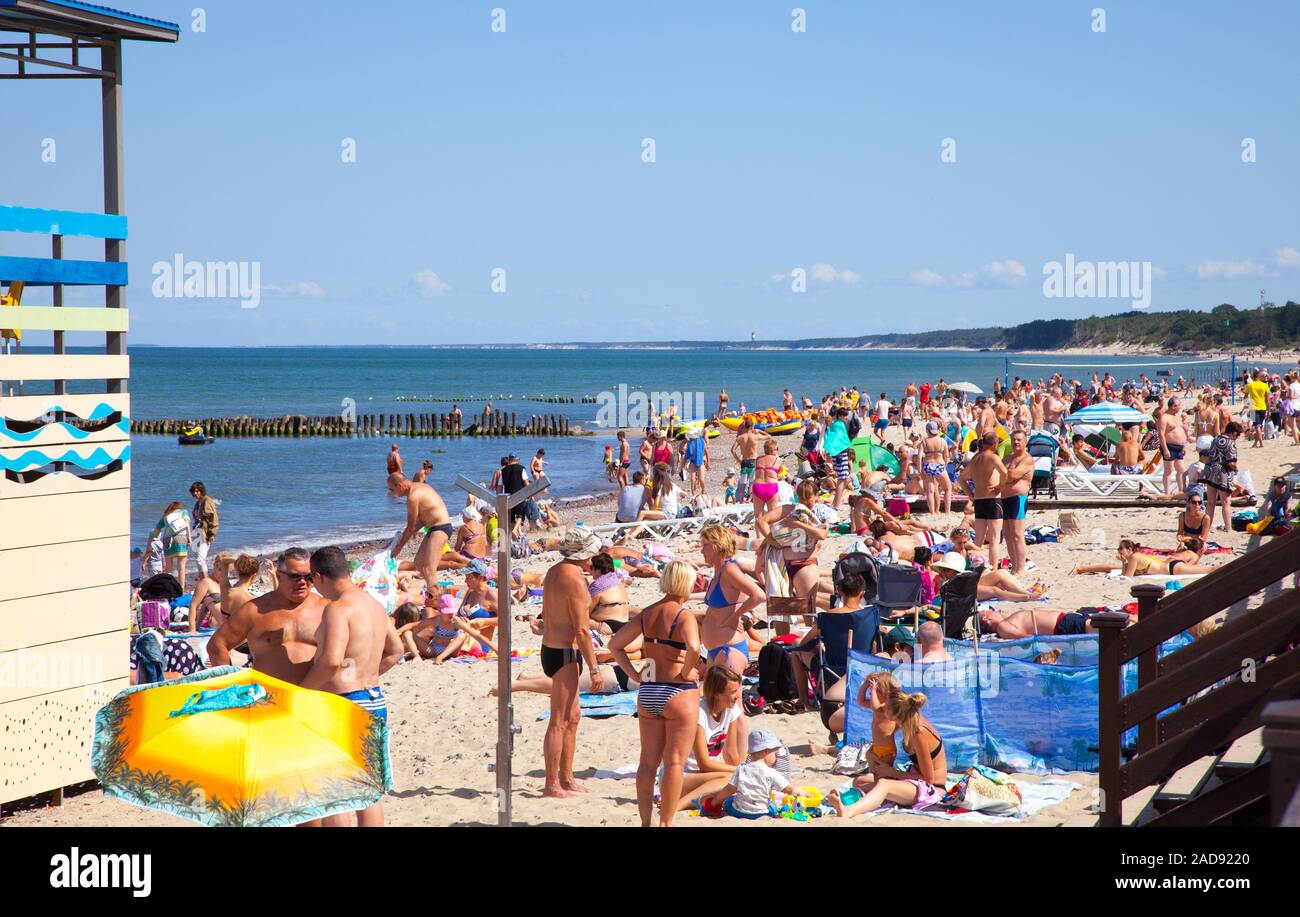 Una multitud de bañistas en la playa de Zelenogradsk situado en la costa del Mar Báltico, Rusia. Foto de stock