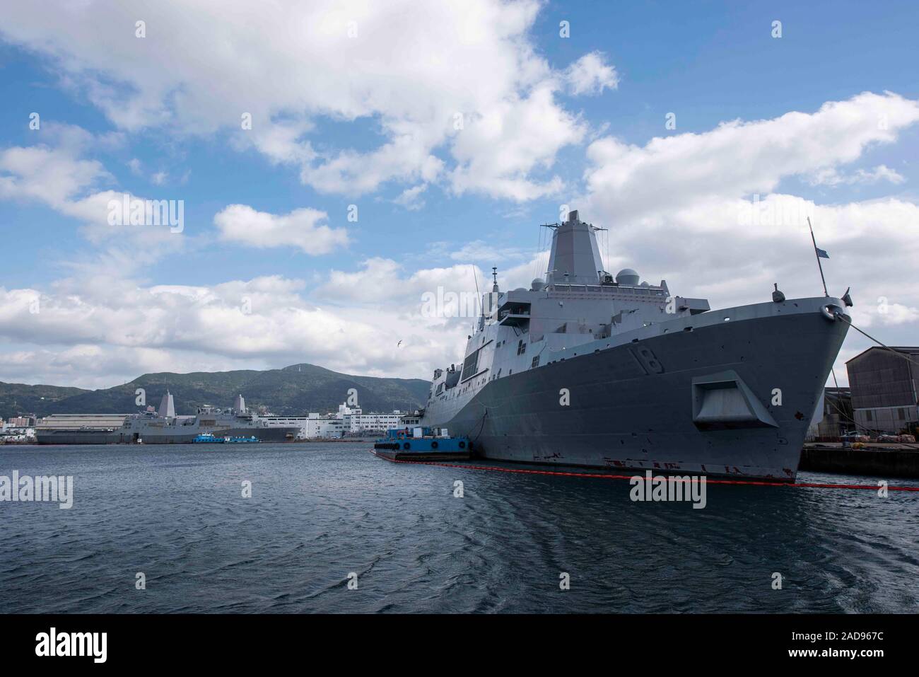 191202-N-KL617-1002 Sasebo, Japón (Dec. 2, 2019) San Antonio clase dock buque anfibio de transporte USS New Orleans (LPD 18) está amarrado pierside al Comandante, actividades de la flota Sasebo tras completar su tránsito desde San Diego, California. Nueva Orleans, parte del comandante de escuadrón Anfibio 11, desplegadas en la región del Indopacífico operativo para mejorar la interoperabilidad con los socios y servir como fuerza de respuesta preparada para cualquier tipo de contingencia. (Ee.Uu. Navy photo by Mass Communication Specialist 2nd Class Kelby Sanders) Foto de stock