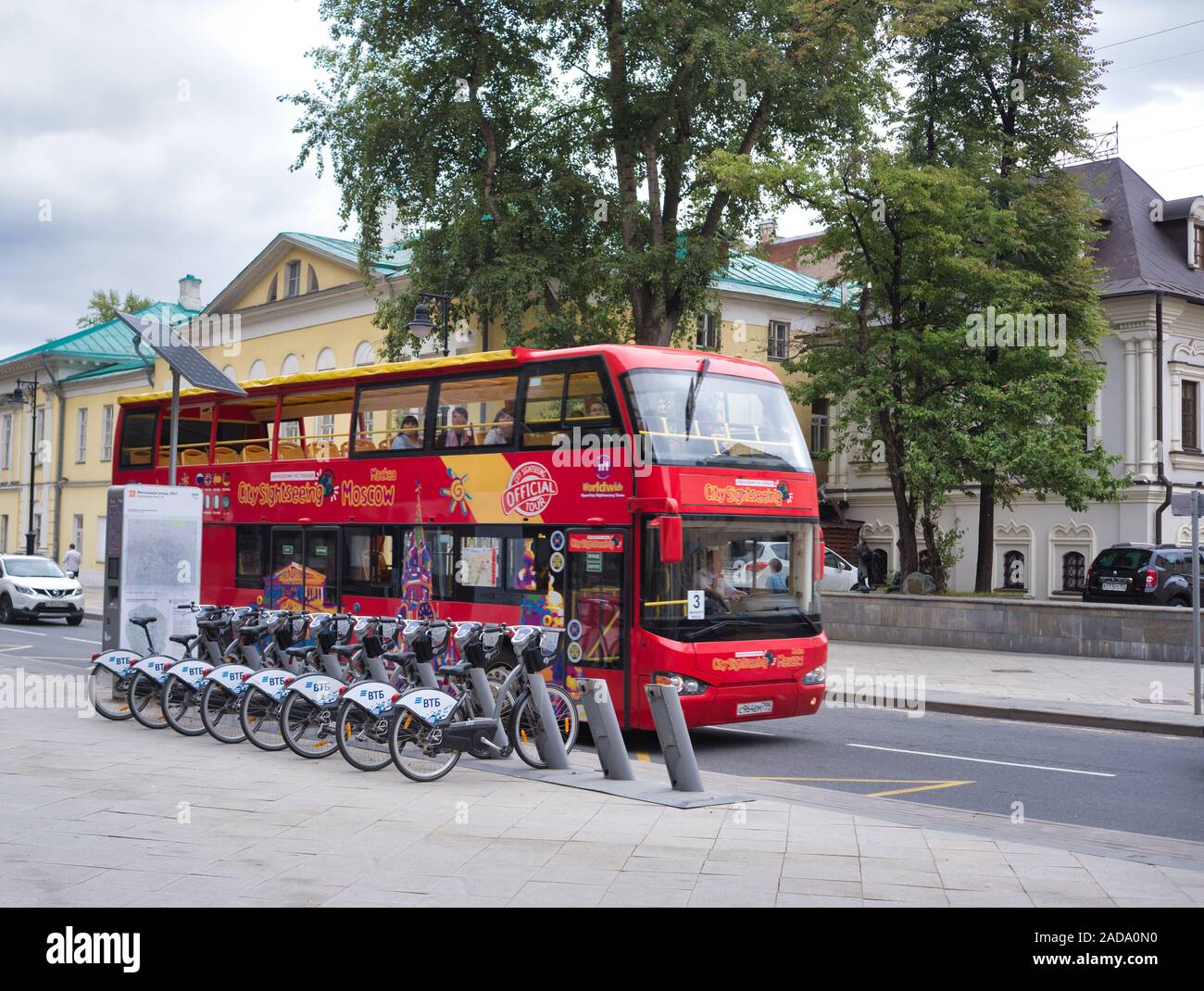 Alquiler de bicicletas en el fondo de un autobús turístico. Foto de stock