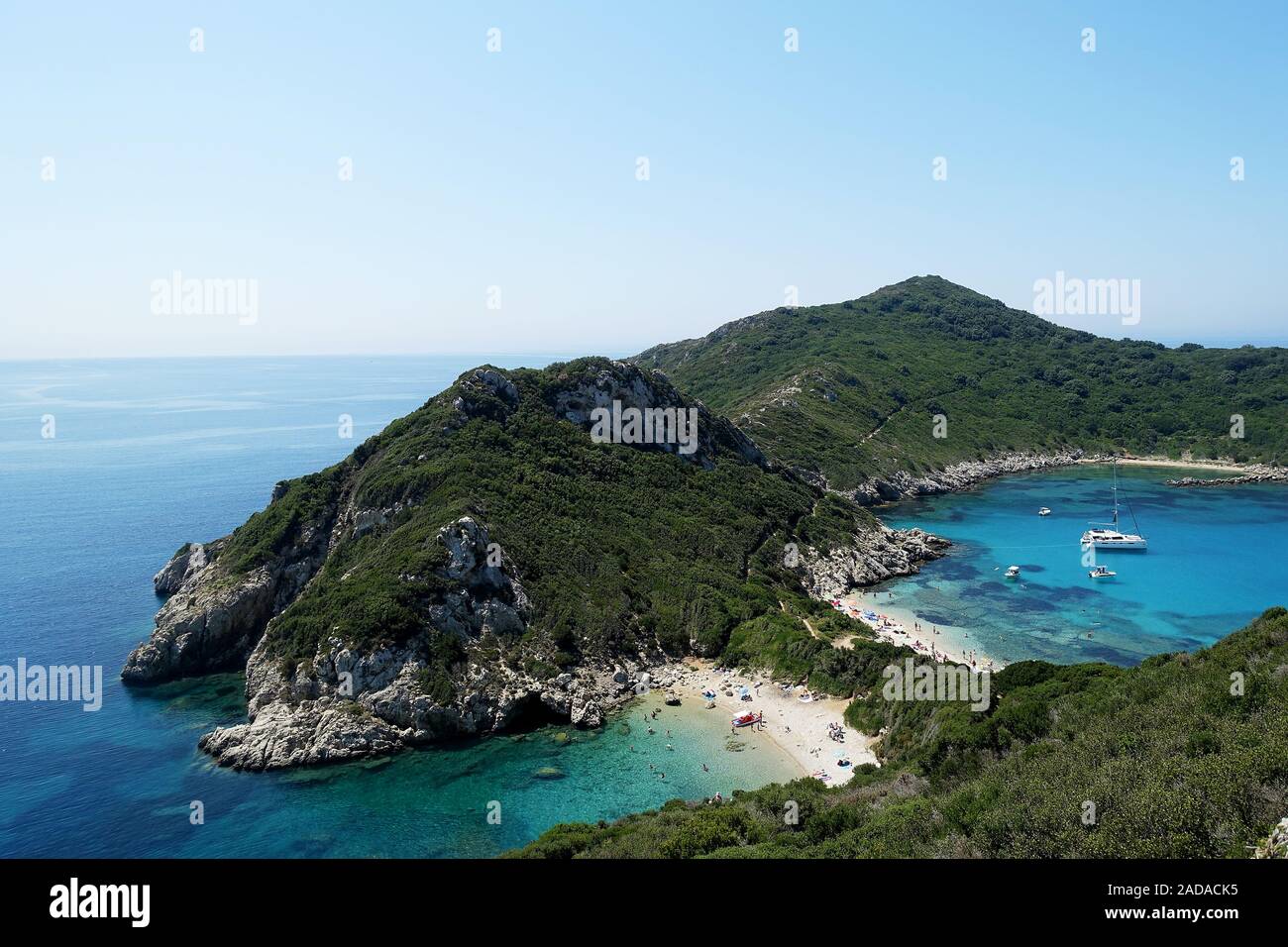 En Afionas Timoni Bay, un popular destino turístico, Corfú, Grecia Foto de stock