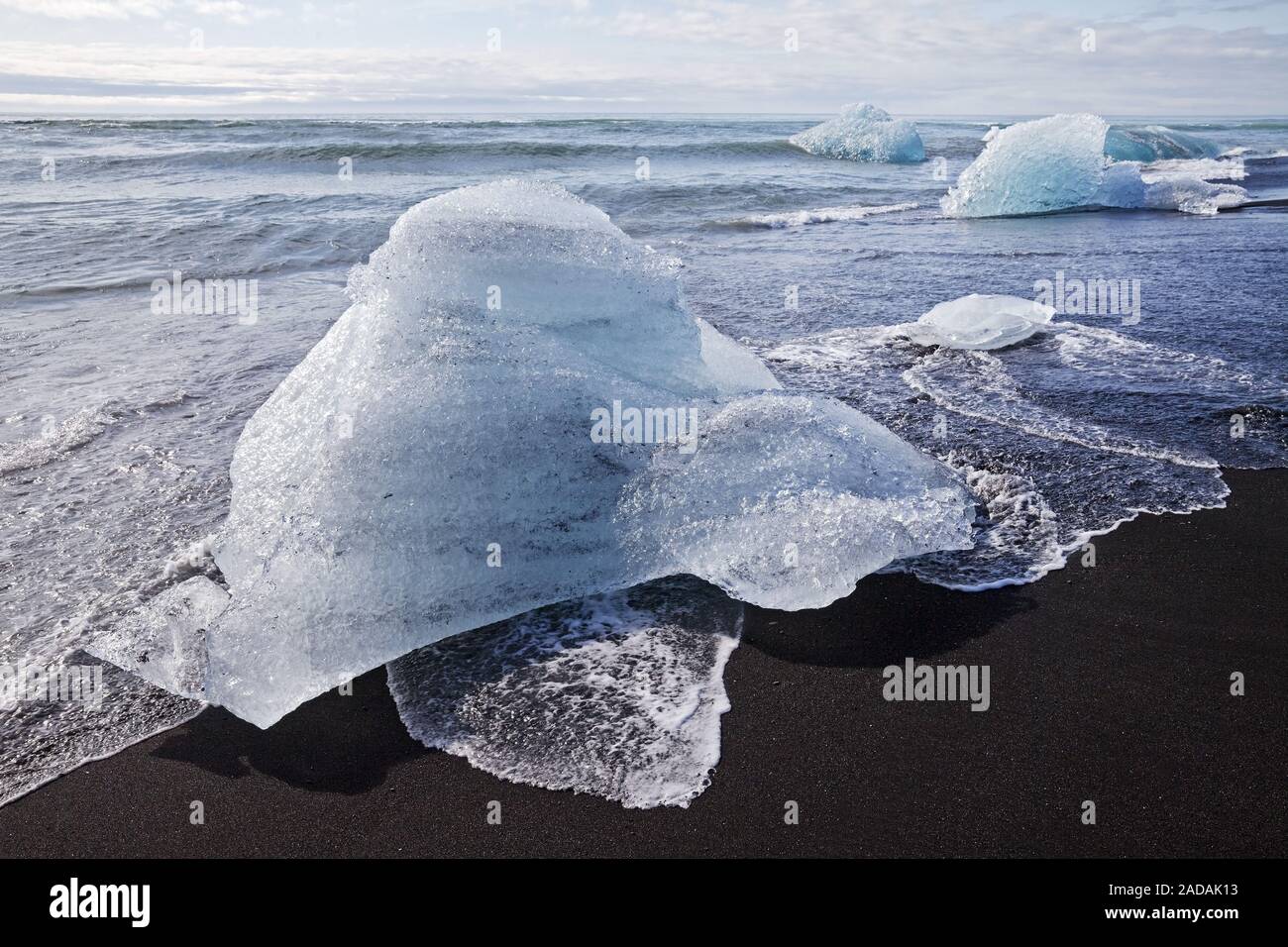 El hielo de los glaciares en el mar, surf, cerca del Joeklusárlón Breidamerkursandur, Islandia, Europa Foto de stock