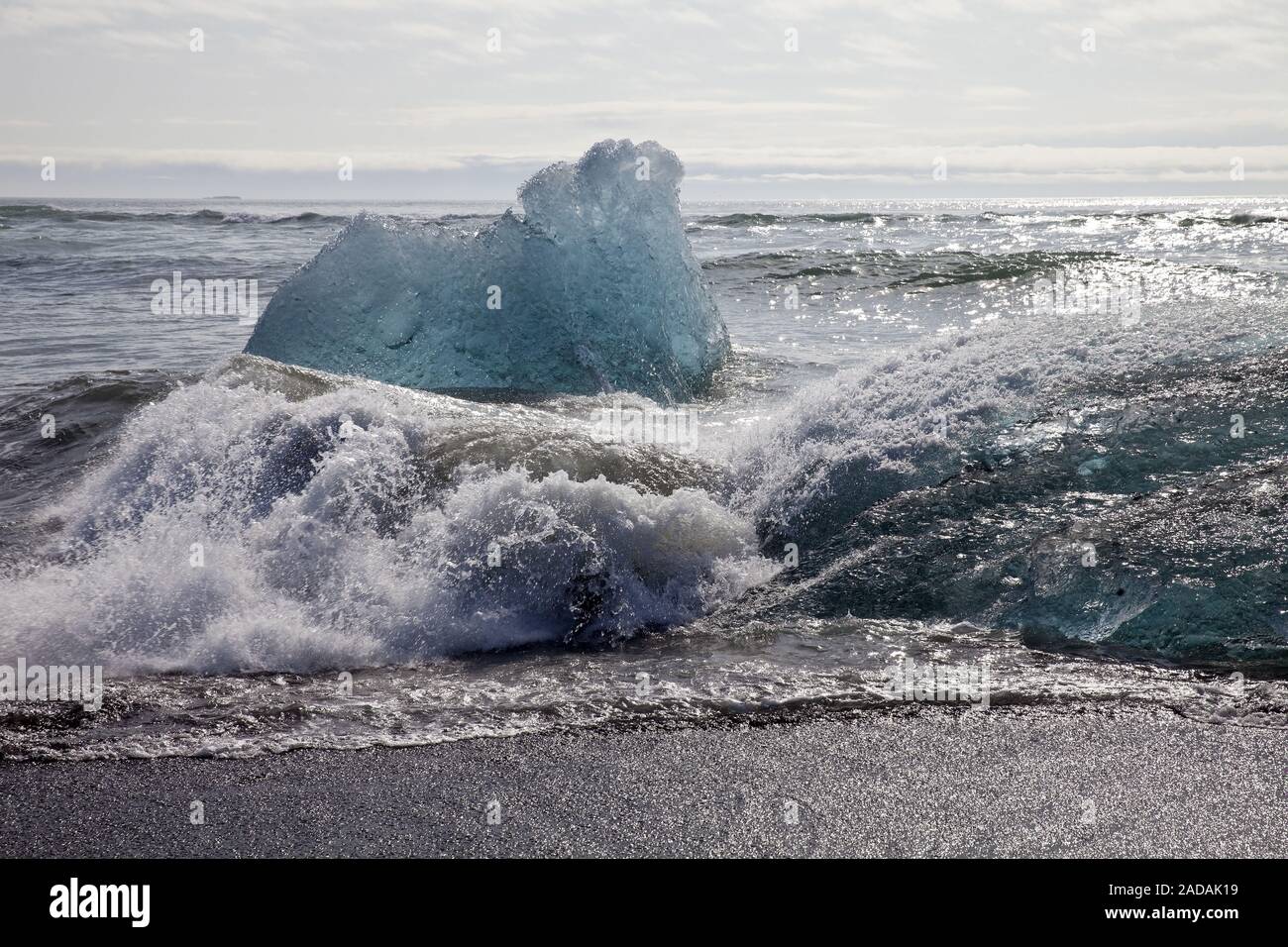 El hielo de los glaciares en el mar, surf, cerca del Joeklusárlón Breidamerkursandur, Islandia, Europa Foto de stock