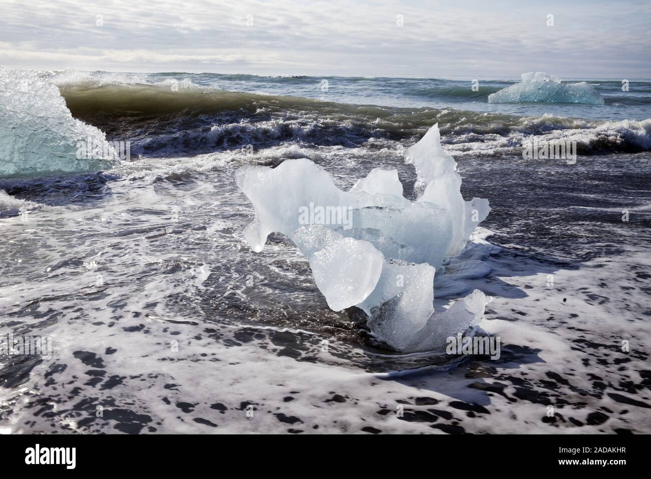 El hielo de los glaciares en el mar, surf, cerca del Joeklusárlón Breidamerkursandur, Islandia, Europa Foto de stock