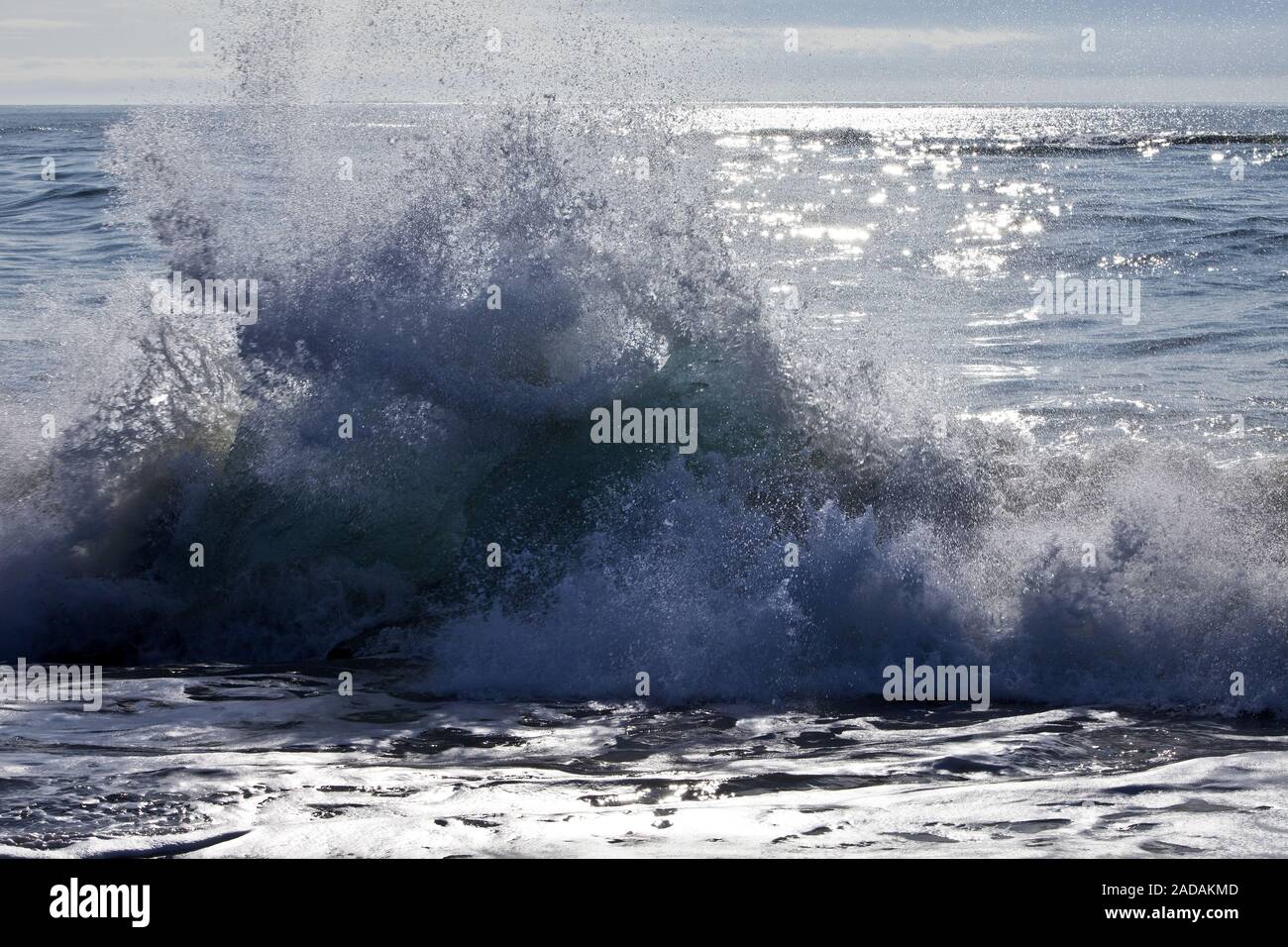 Mar, surf, cerca del Joeklusárlón Breidamerkursandur, al sur de Islandia, Islandia, Europa Foto de stock
