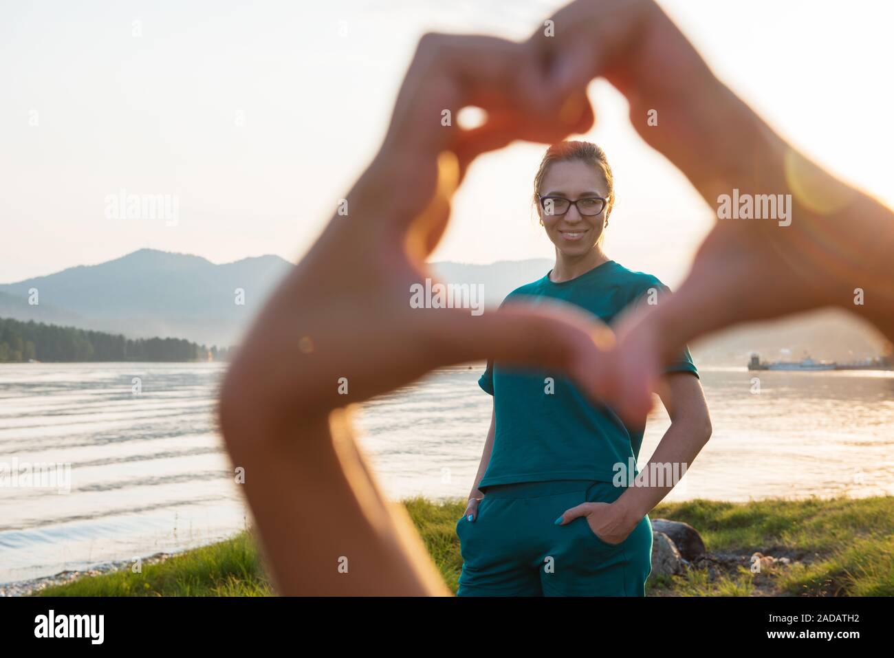 Retrato de mujer en el lago Teletskoye Foto de stock