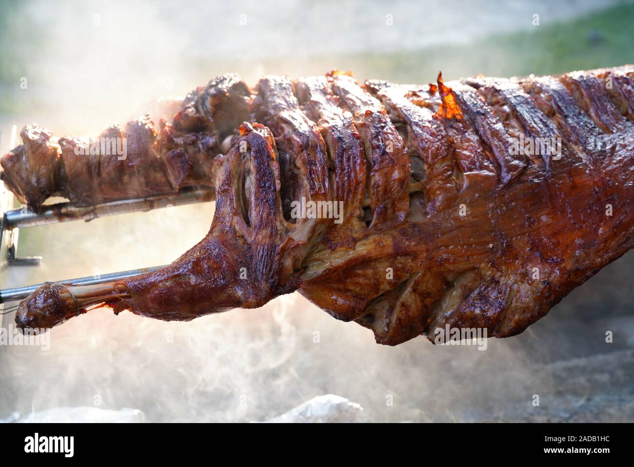 Asado de cordero entero Fotografía de stock - Alamy