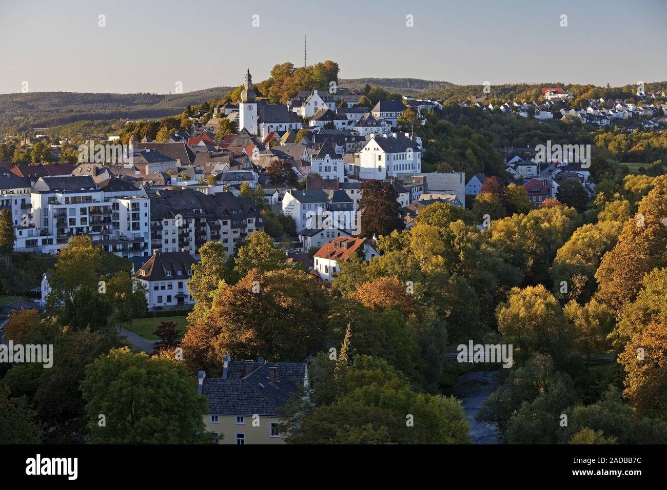 La ciudad vieja y la colina del castillo, de Arnsberg, Sauerland, Renania del Norte-Westfalia, Alemania, Europa Foto de stock