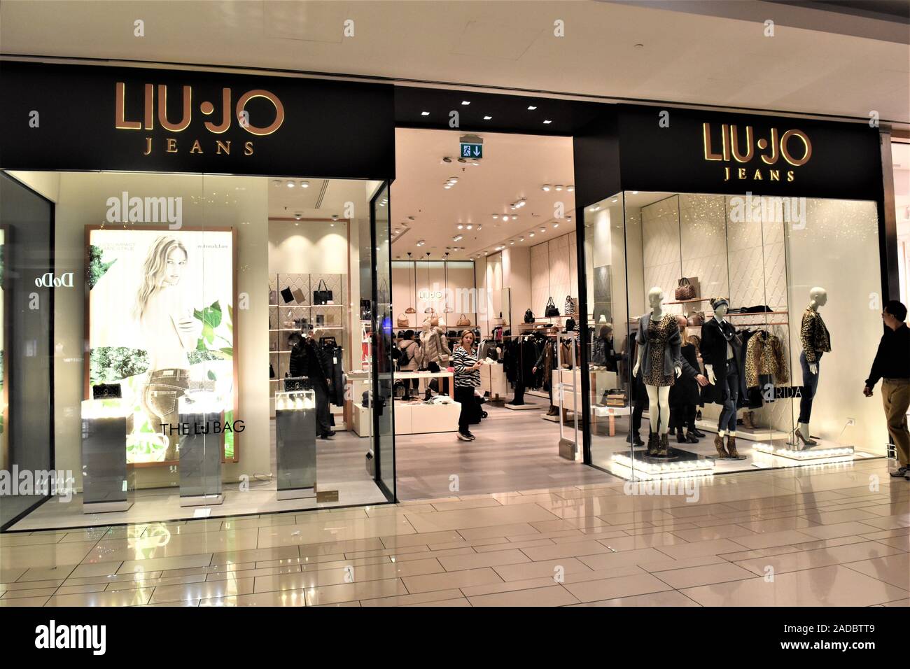 LIU.JO ENTRADA DE LA TIENDA DE MODA EN CENTRO COMERCIAL EUROMA 2 EN ROMA  Fotografía de stock - Alamy