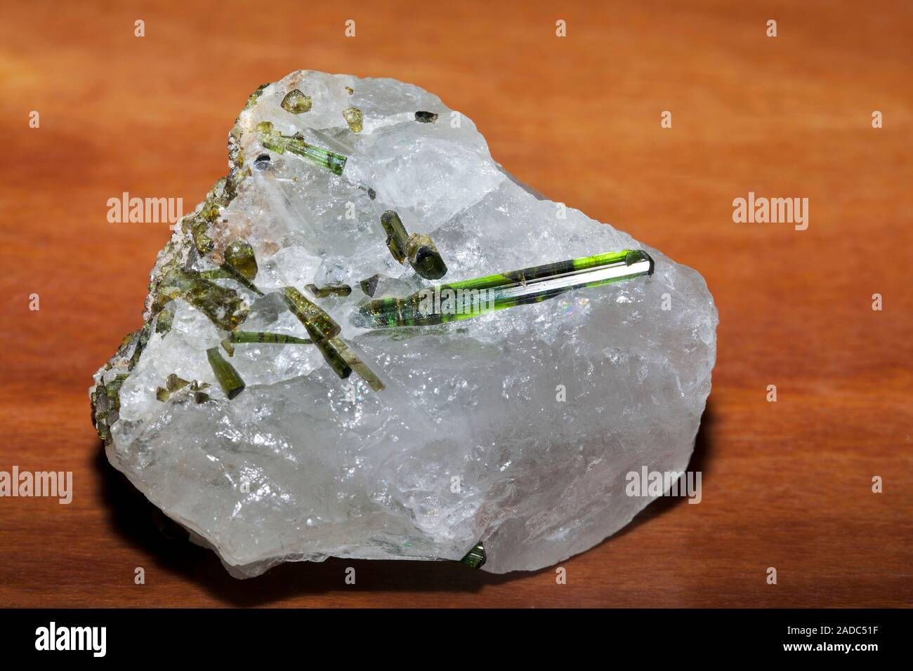 Recto y alargados cristales prismáticos de turmalina de color verde claro  incrustado en cuarzo. La turmalina es un mineral de silicato de boro de la  variable co Fotografía de stock - Alamy