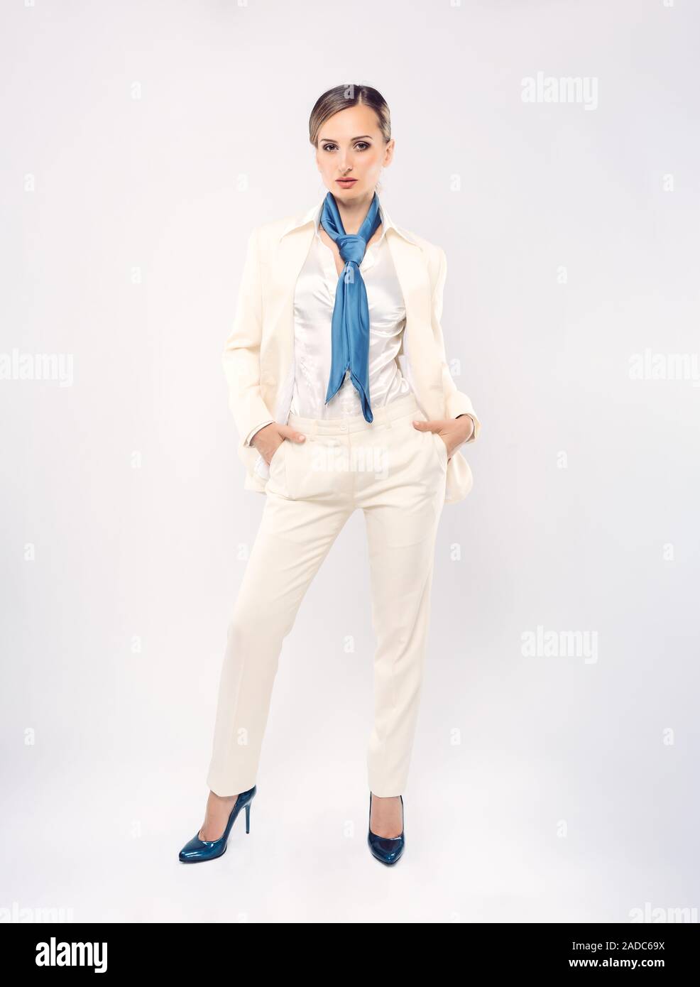 La empresaria de moda vestidos de traje blanco y bufanda azul Fotografía de stock - Alamy La empresaria de moda vestidos de traje blanco y bufanda azul Fotografía de stock - Alamy