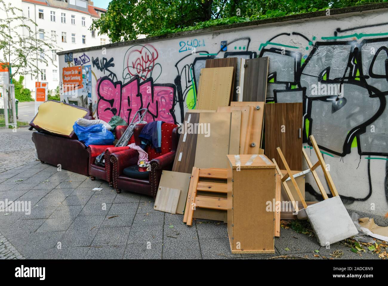 Sperrmull Behmstrasse Pankow Prenzlauer Berg Berlin Deutschland Fotografia De Stock Alamy