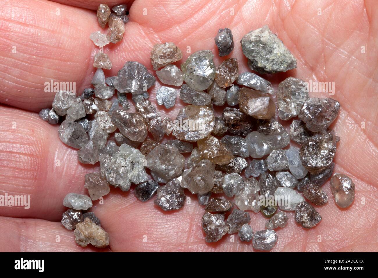 Diamante es una variedad de carbono formado en las profundidades de la  tierra en condiciones de muy alta presión y calor. Los diamantes de alto  valor, como los usados en Jewel Fotografía