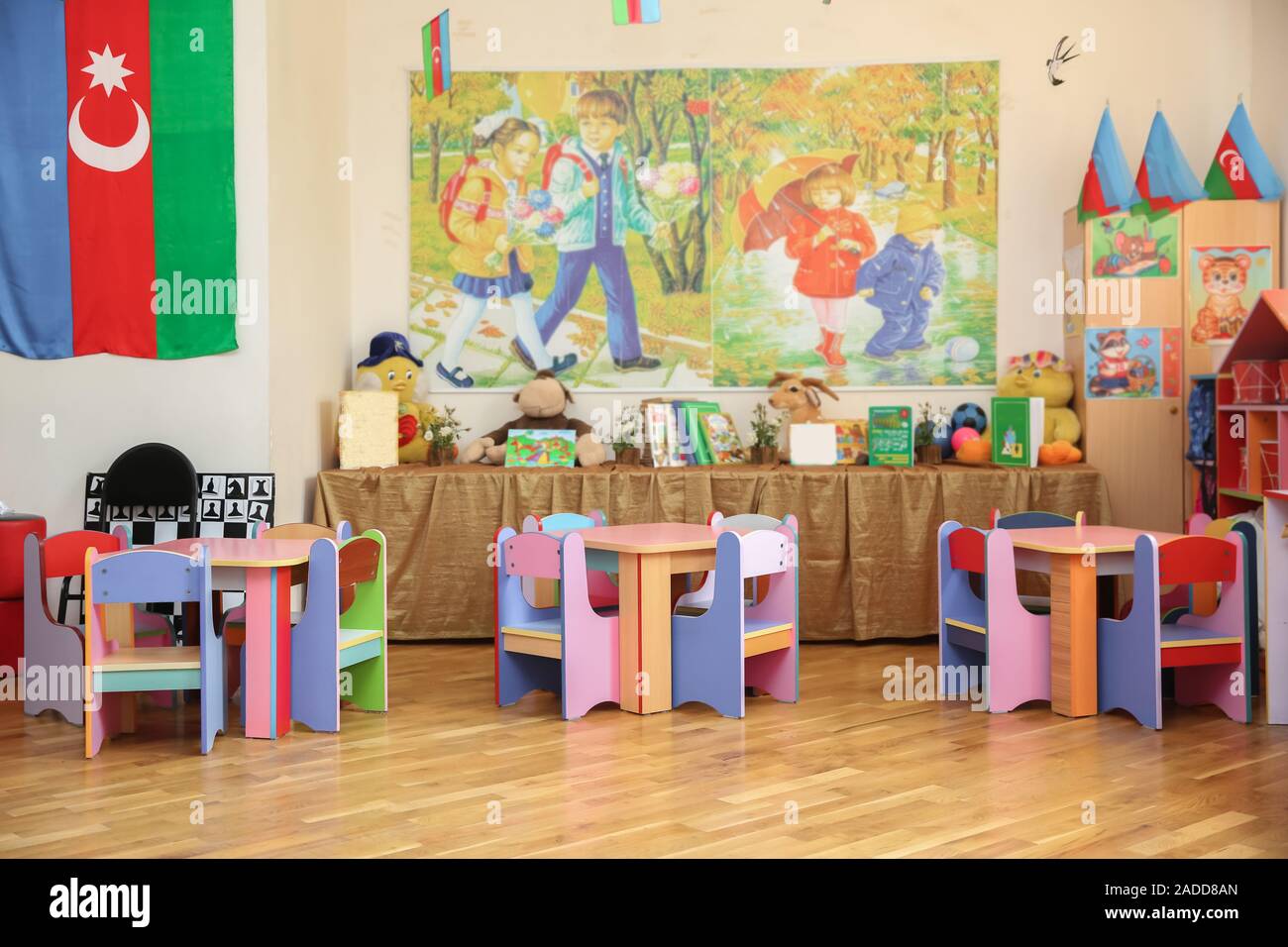 La escuela guardería guardería comedor . muebles y juguetes para niños en  kindergarten . tablas vacías . refectorio de una escuela para niños con  silla Fotografía de stock - Alamy