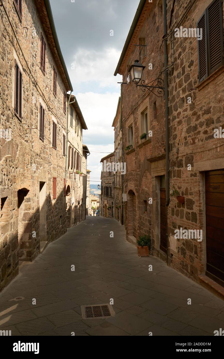 La estrecha calle principal y casas de Radicofani en Val d'Orcia Toscana Italia Europa - arquitectura toscana Foto de stock
