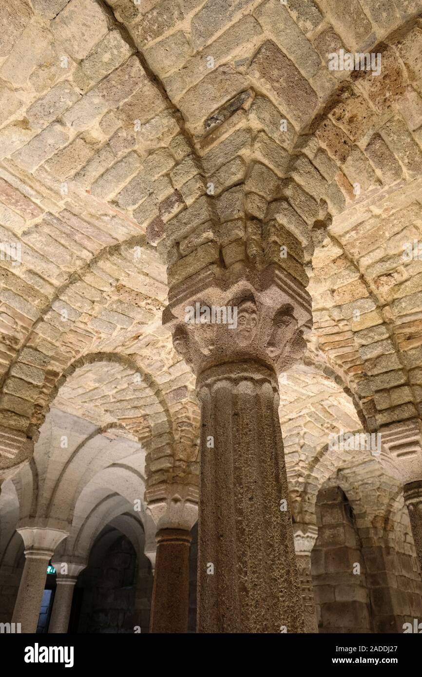 El siglo VIII piedra tallada cripta arquitectura lombarda Abbazia di San Salvatore / Abbadia San Salvatore, Monte Amiata,Toscana Italia Foto de stock