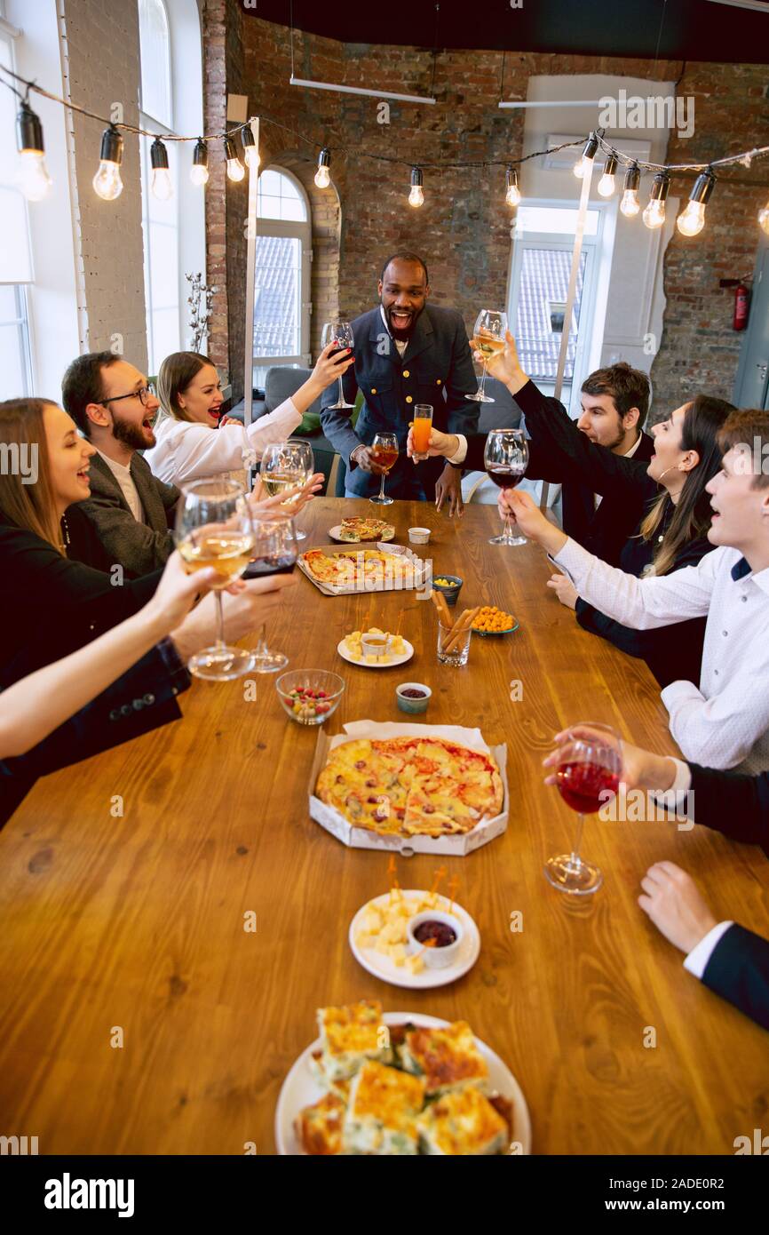 a lo largo Aventurarse Arrepentimiento Feliz co-trabajadores celebrando mientras parte de la empresa y eventos  corporativos. Joven Pueblo Caucasiano en traje de negocios, laughting  vítores. Concepto de la oficina de cultura, trabajo en equipo, la amistad,  vacaciones,