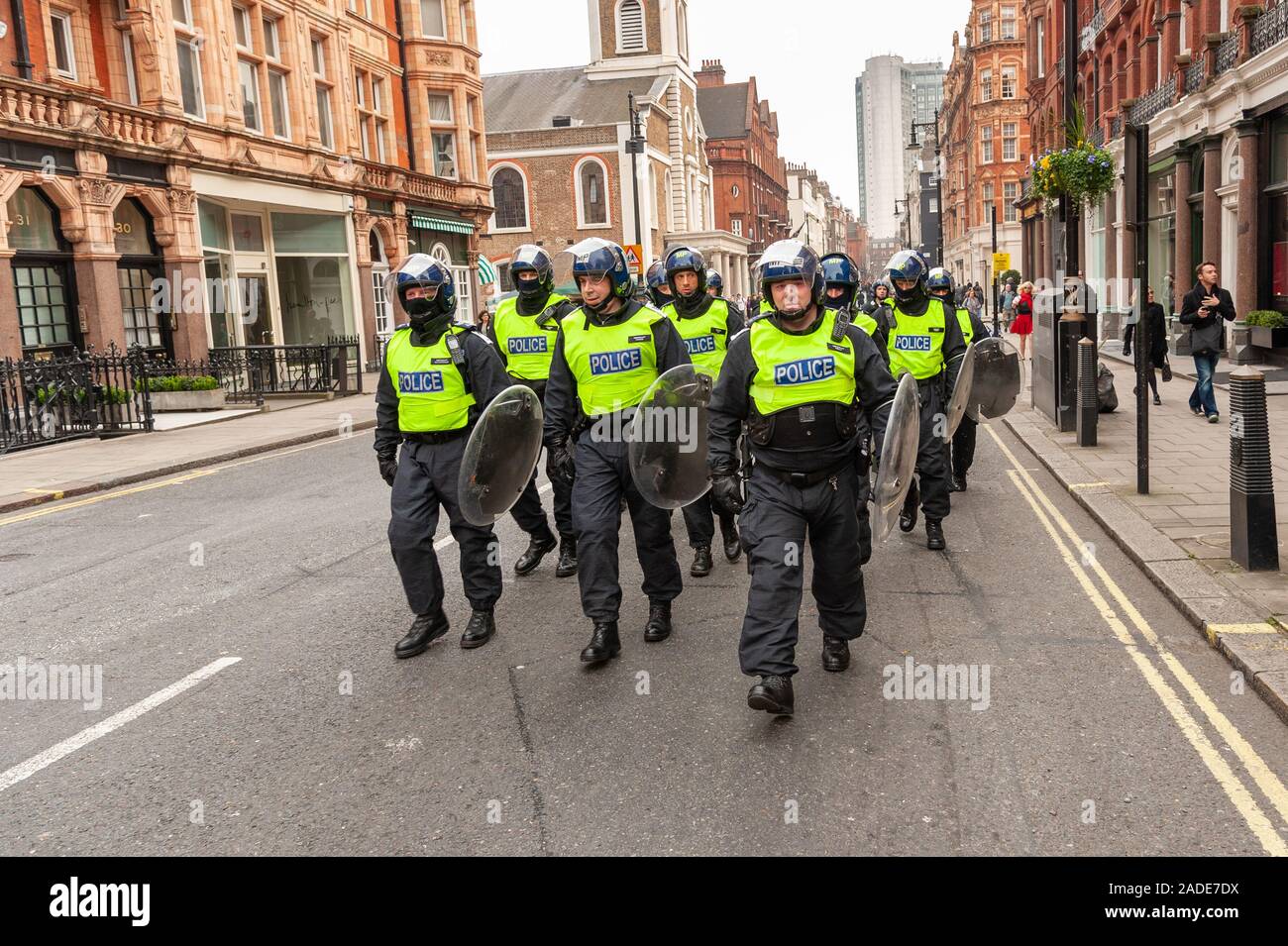 La policía antidisturbios en Mayfair, Londres, Reino Unido. Foto de stock