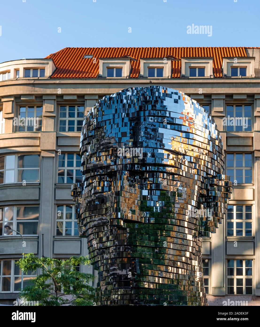 Cabeza de Franz Kafka, Otocna hlava, escultura en metal por el artista David Cerny, Praga, República Checa Foto de stock