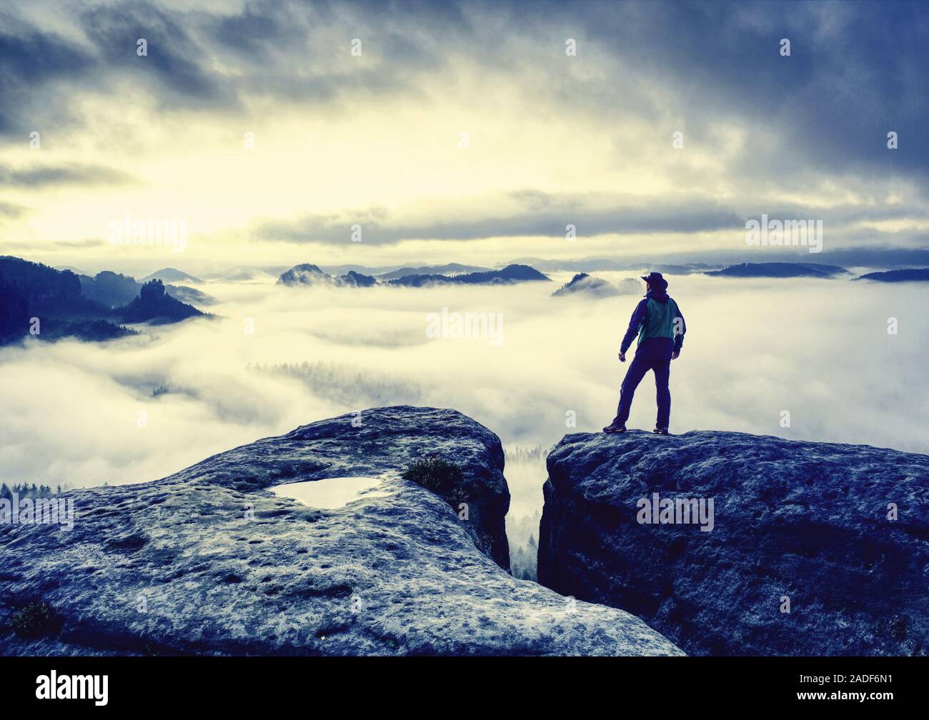 Feliz el hombre hermosa y activa en el senderismo en otoño de montañas. El concepto de ocio y turismo activo en la montaña. Foto de stock
