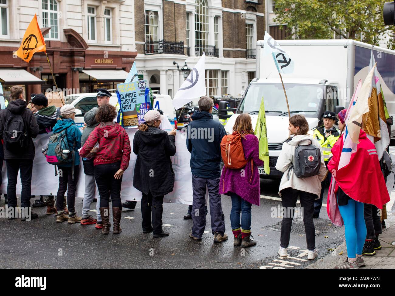 Clima y medio ambiente protesta por Extinción Rebelión (XR), un grupo activista que bloquea el tráfico pacíficamente en St James' St, Londres Foto de stock