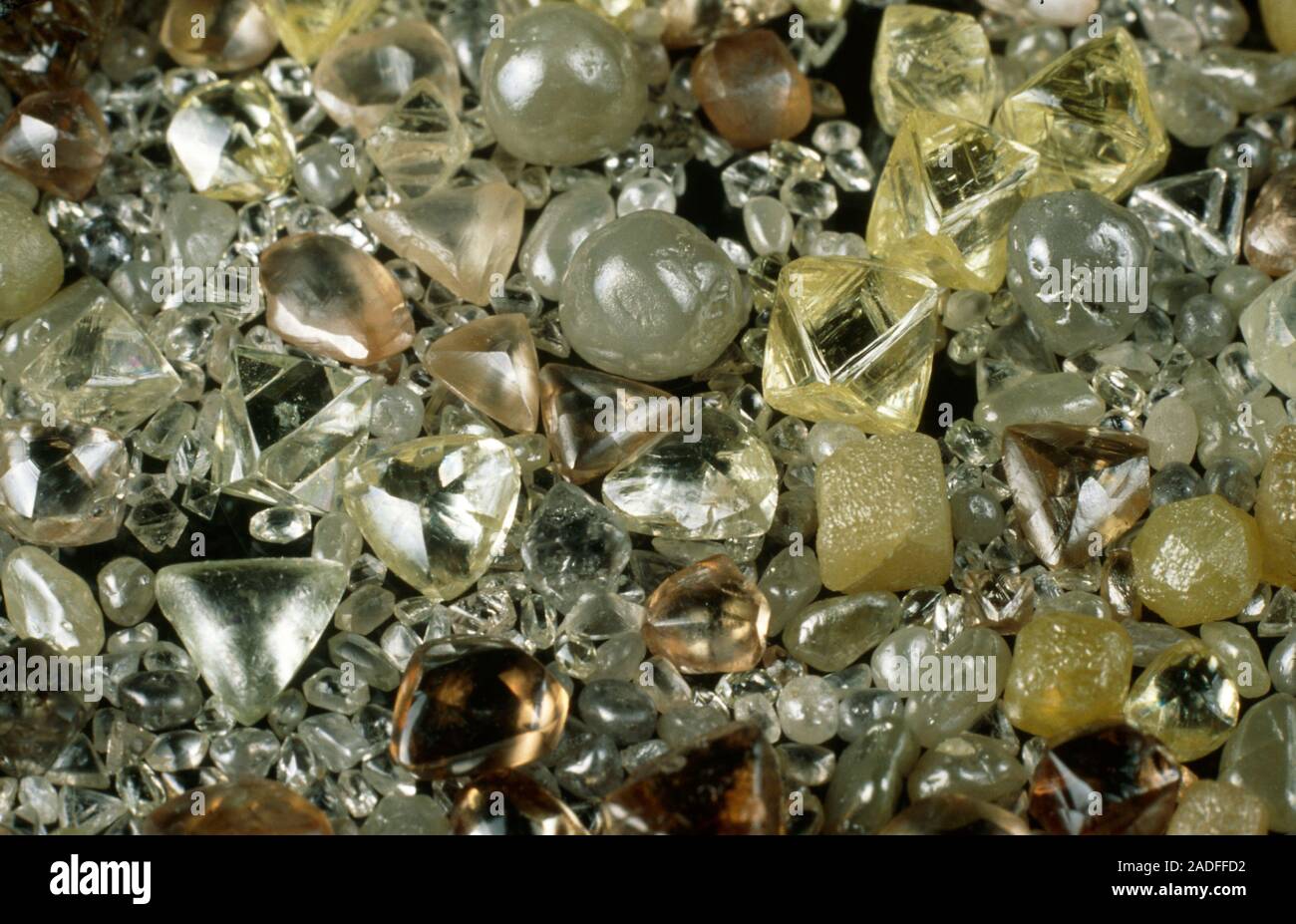 Una mezcla de diamantes industriales, naturales y sintéticos. El Diamante  es una forma natural de carbono que ha cristalizado bajo una gran presión.  T Fotografía de stock - Alamy