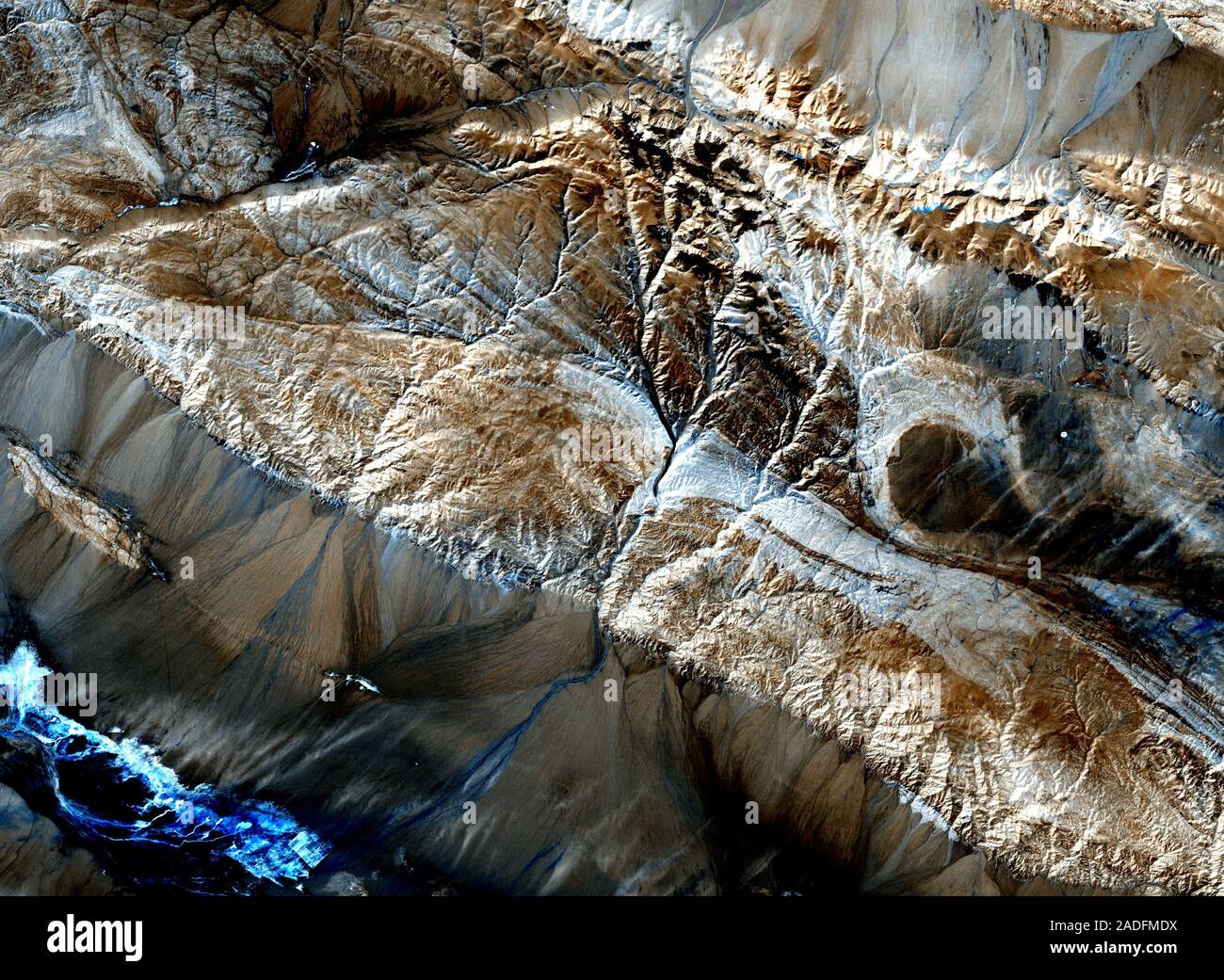 Cordillera. Imagen de satélite Landsat de depósitos de óxido de hierro  (marrón) en una cordillera canadiense. Los colores óxidos se forman cuando  los minerales de hierro Fotografía de stock - Alamy