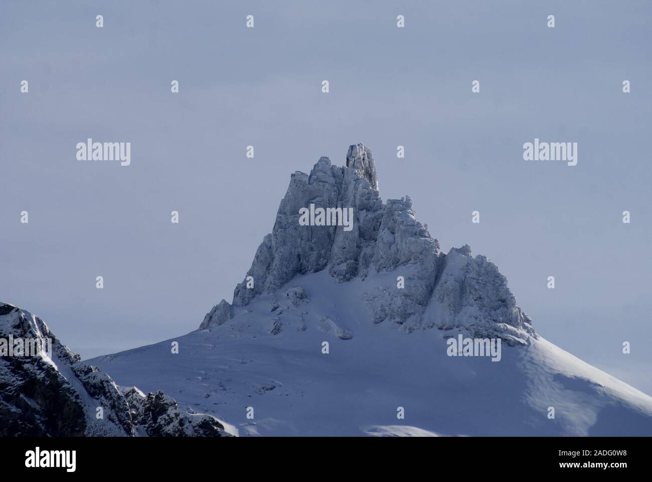 Hermosa montaña con afiladas rocas, cerca de la frontera entre Suiza y Francia Foto de stock