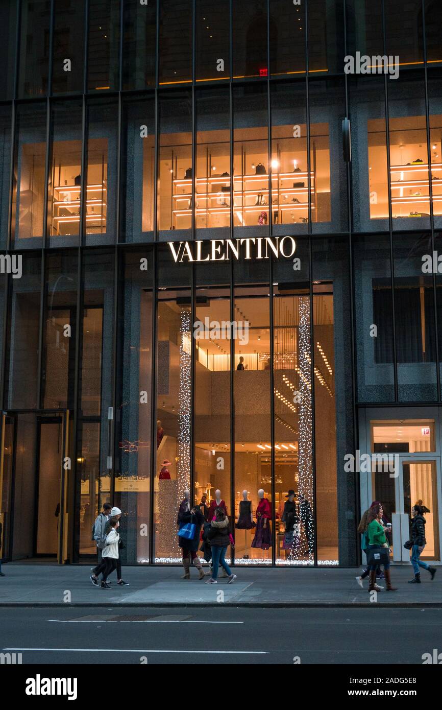 galería Sucediendo Oceanía Valentino Tienda de la Quinta Avenida en la Ciudad de Nueva York, EE.UU  Fotografía de stock - Alamy