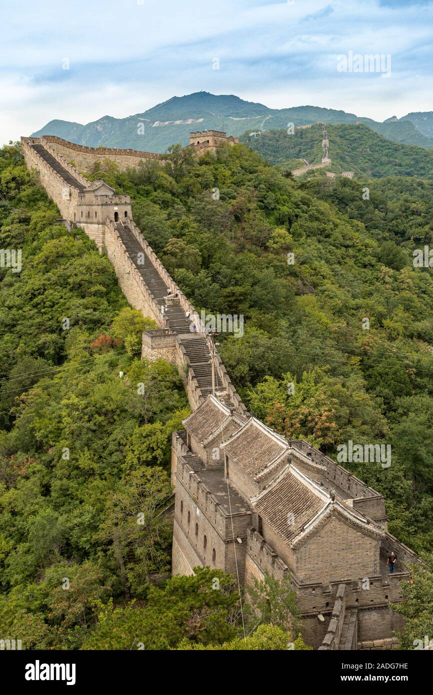 La Gran Muralla de China, un sitio del Patrimonio Mundial de la UNESCO como visto en Mutianyu en el distrito de Huairou, a 70 kilómetros al norte de Pekín, China Foto de stock