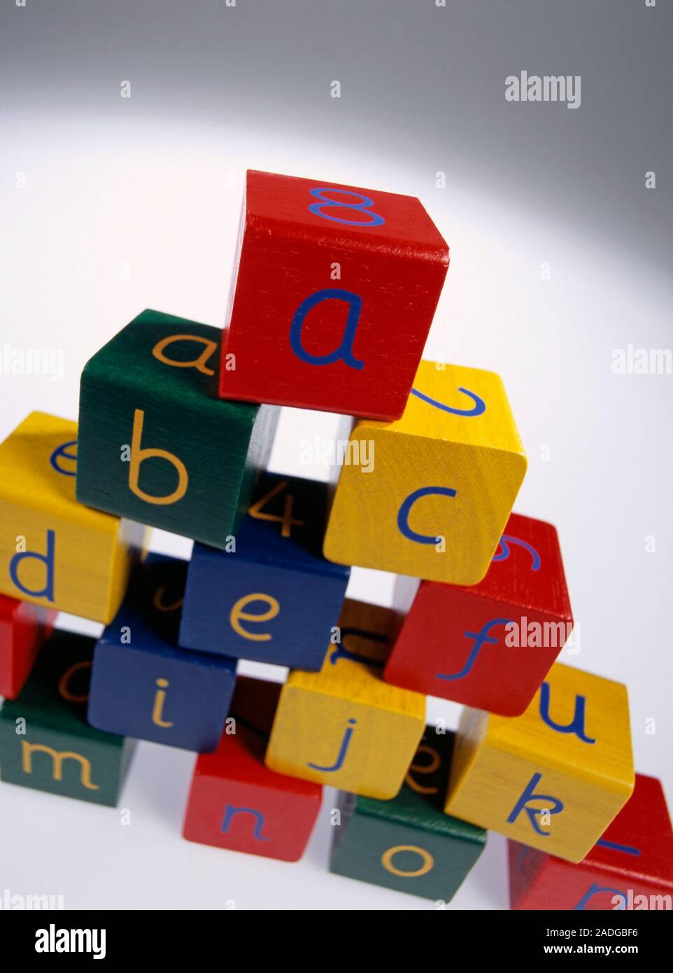 Abecedario juguetes. Pirámide de los bloques de las del alfabeto en ellos Fotografía de stock Alamy