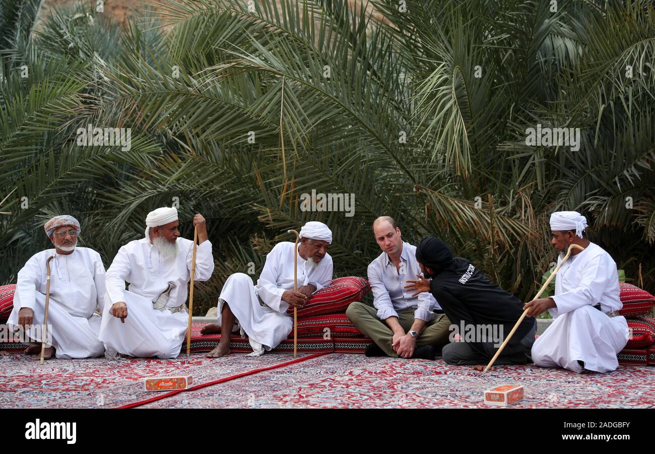 El Duque de Cambridge se reúne con los ancianos de la aldea antes de un evento con Outward Bound Omán en el Wadi Arbaeen cerca de Muscat, Omán, como parte de su gira por Kuwait y Omán. PA la foto. Imagen Fecha: Miércoles 4 de diciembre de 2019. Consulte PA historia ROYAL Tour. Crédito de la foto debe leer: Andrew Matthews/PA Cable Foto de stock