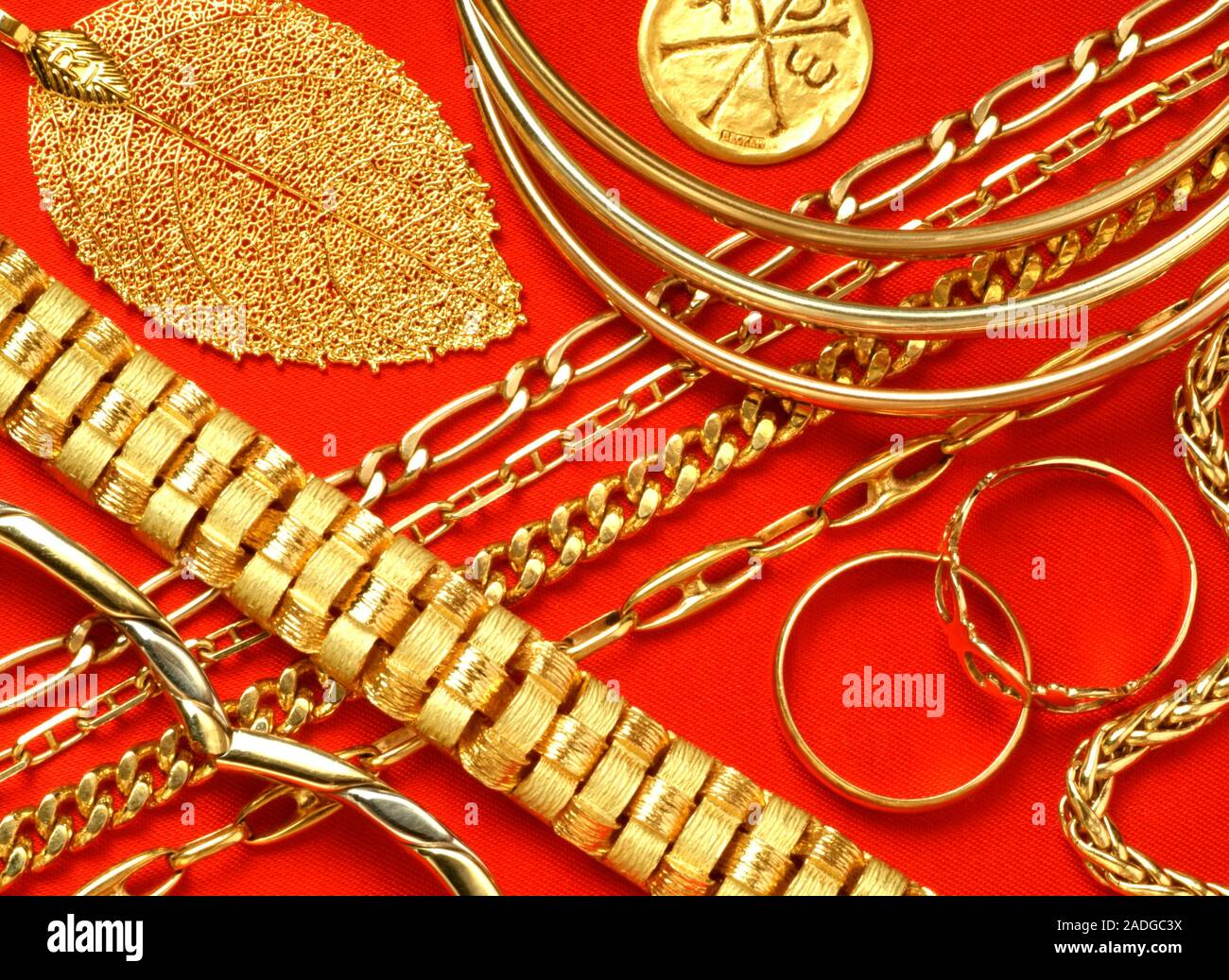 Surtido de joyas de oro. El oro es relativamente blando, maleable y dúctil  metal precioso, y se puede trabajar en una variedad de formas para hacer  joyas Fotografía de stock - Alamy