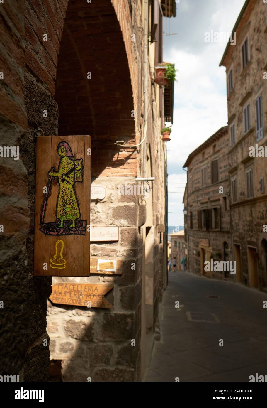 Letreros pintados marcado por la histórica peregrinación pasaporte el sello de la ruta a pie de la Via Francigena a Roma en Radicofani Toscana Italia UE Foto de stock