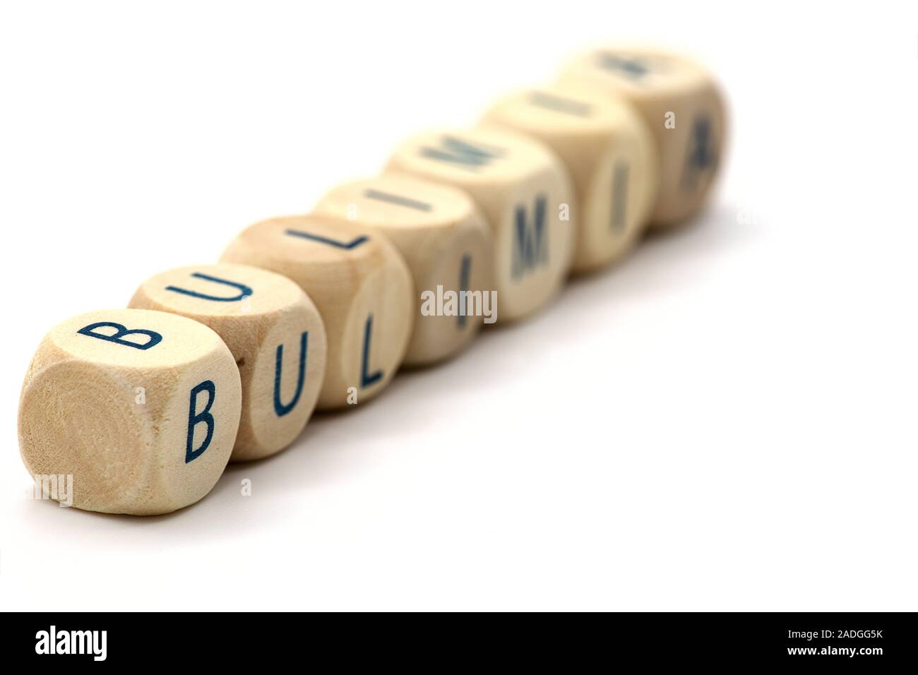 Bloques de madera con la palabra bulimia en letras azules sobre fondo blanco aisladas profundidad de campo Foto de stock