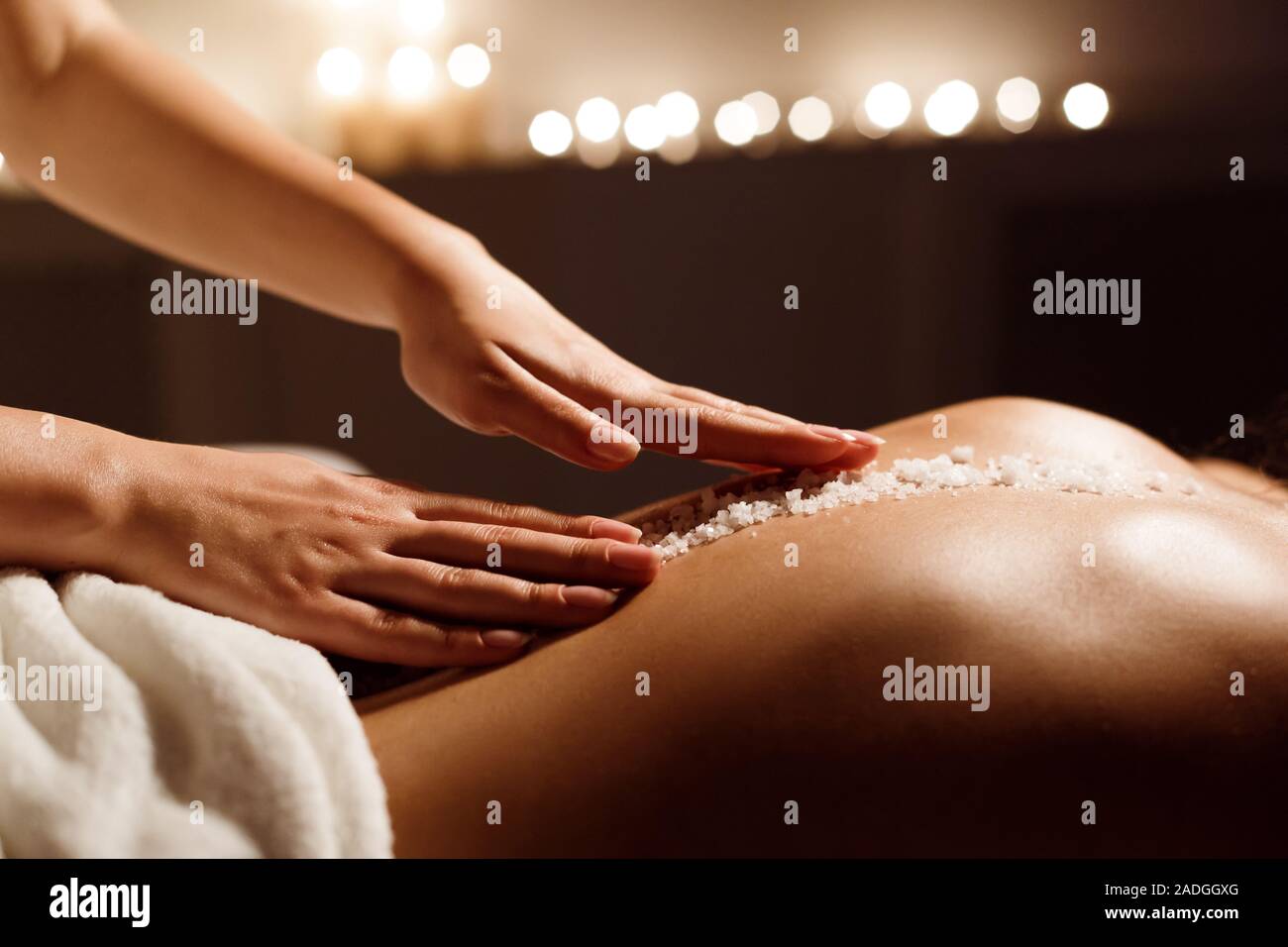 Concepto Spa. La mujer que recibe masaje de espalda de sal Foto de stock